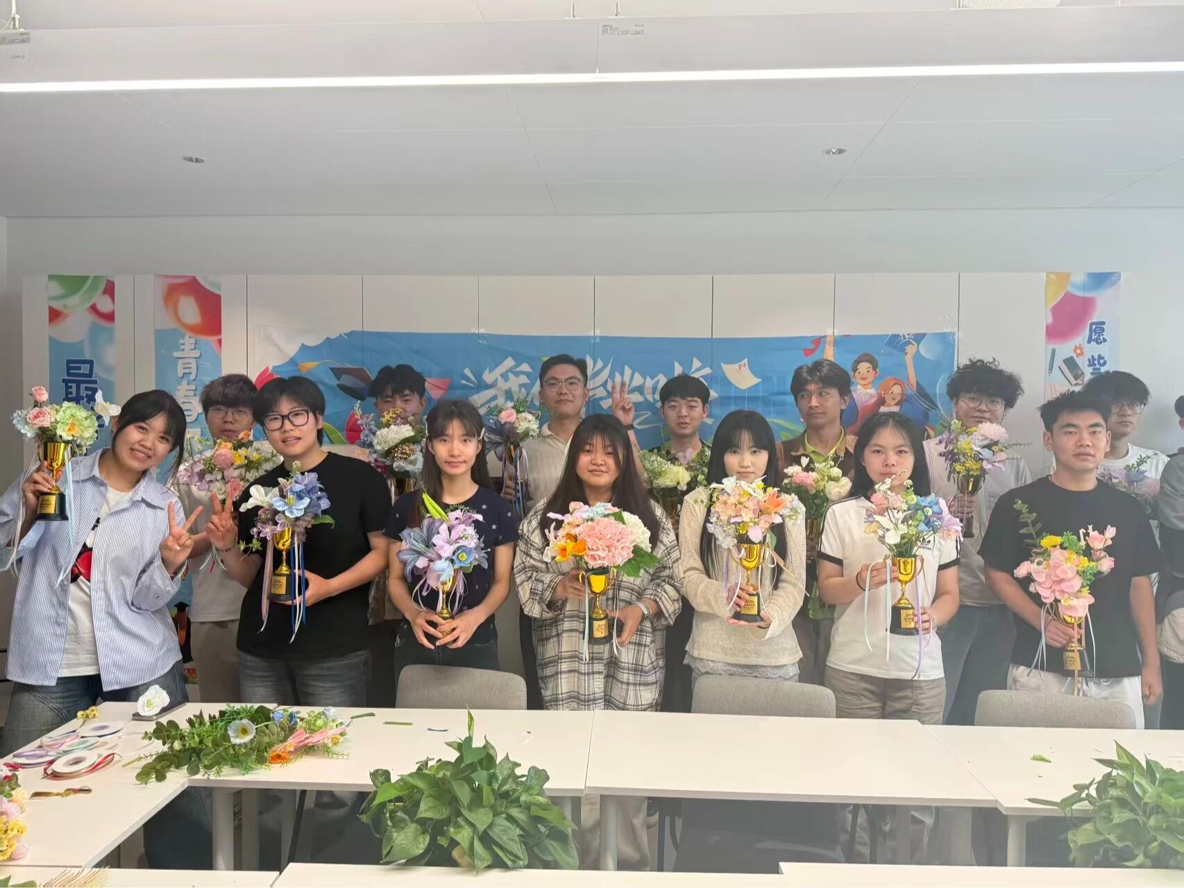 杯赞荣光 礼赞未来｜汽车与建筑工程学院举办奖杯花束手工制作活动